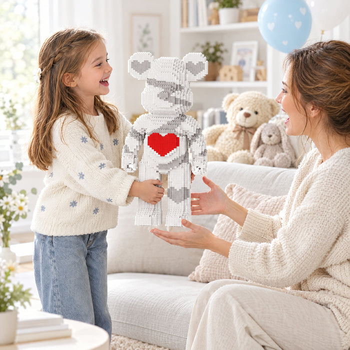 Une petite fille offre l'ours Klikours à sa maman