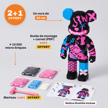Tout ce que tu reçois : l'ours de 53 cm, environ 10 000 micro-briques, la notice ; offerts : le marteau d'assemblage et le guide de montage + carnet