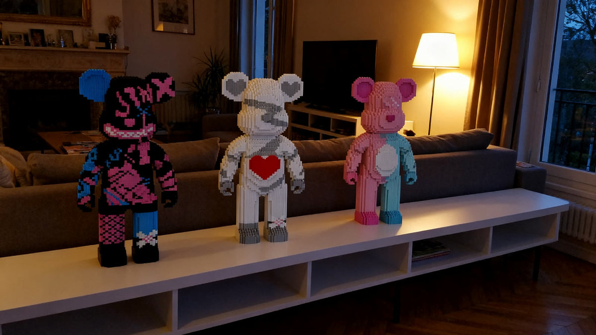 Les trois ours Klikours sur une étagère (mise en scène)